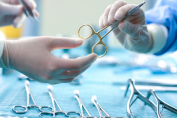 Хирург продолжил операцию во время землетрясения в Алматы