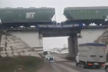 Перила железнодорожного моста обрушились на проезжую часть на юге Казахстана