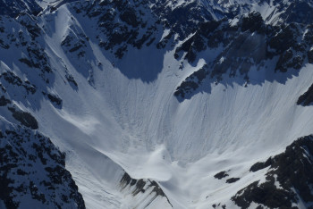 Фотография к новости: Обстановку в горах близ Алматы после землетрясения проверило МЧС