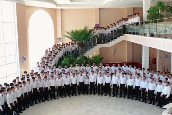 120 школьников Актобе с отцами исполнили песню к 8 марта