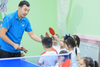 В актюбинских детсадах учат играть в теннис