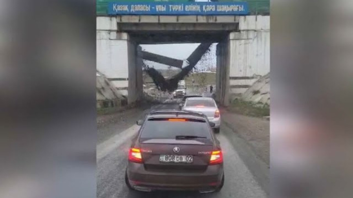 КТЖ оштрафовали из-за обрушения перильного ограждения