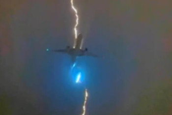 Молния ударила в самолет Air Canada с 550 пассажирами на борту