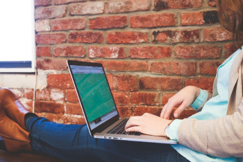 В каких сферах женщины зарабатывают больше мужчин в Казахстане