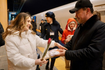 Цветы и подарки вручили женщинам 8 марта в казахстанских поездах