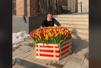 Девушка отправила на помойку букет из 1001 тюльпана