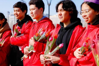 Более тысячи тюльпанов раздали волонтёры жительницам Астаны