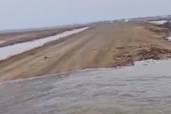 Трассу в Актюбинской области затопило талой водой