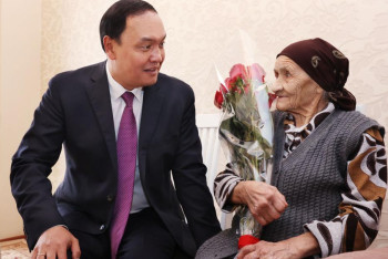 100-летнюю жительницу Жамбылской области поздравил аким