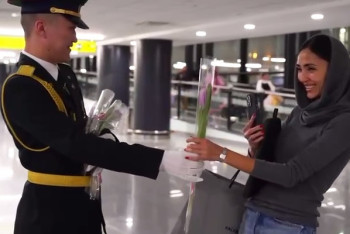 Фотография к новости: 8 марта в аэропорту Астаны: пассажиркам дарили цветы и угощали конфетами