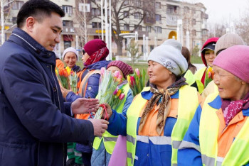 Аким Шымкента вручил цветы сотрудницам коммунальных служб