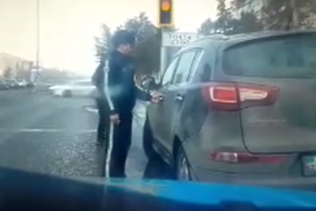 Счёт шел на минуты: полицейские спасли водителя после инсульта в Караганде