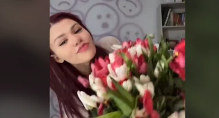 1001 тюльпан на помойке: ТикТок обсуждает версию девушки
