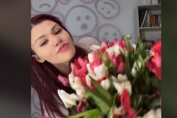 1001 тюльпан на помойке: ТикТок обсуждает версию девушки