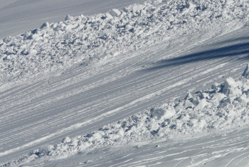 Из-за угрозы схода лавин закрыта трасса в ВКО