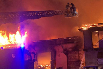 Открытым пламенем горит СТО в Костанае