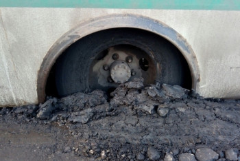 Автобус с детьми и десятки авто застряли в грязи на трассе в  Улытау