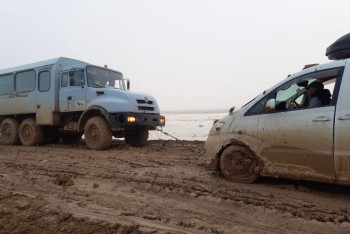 Непогода и грязь на дороге стали причиной затора на трассе "Кызылорда-Жезказган"