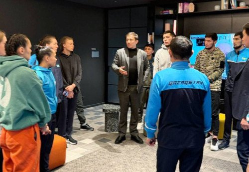 Фотография к новости: О чём говорил Головкин с казахстанскими боксёрами в Италии