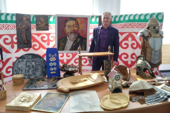 В СКО аким рисует, делает портреты из бисера и преподает уроки труда