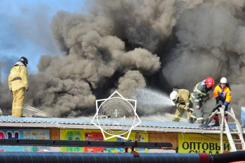 Складские помещения горят на рынке в Таразе