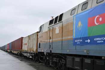 Фотография к новости: Токаев и Алиев встретили контейнерный	блок-поезд, прибывший из Актау