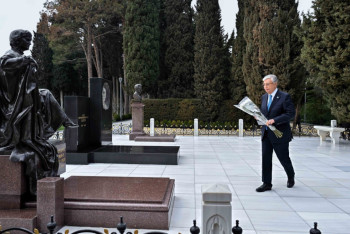 Фотография к новости: Токаев возложил цветы к могиле Гейдара Алиева и венок к Вечному огню в Баку