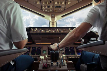 В Индонезии два пилота уснули во время полета