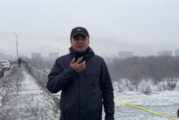 Фотография к новости: Перила обрушились на мосту в Семее из-за сильного ветра