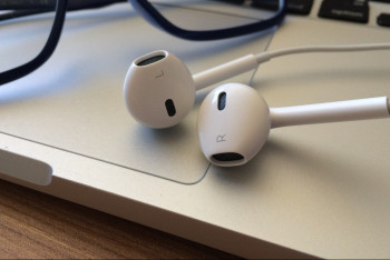 Женщина часто засыпала в наушниках и частично потеряла слух