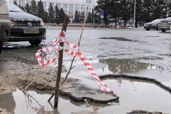 Фотография к новости: Помятые диски и рванная резина: в Семее водители столкнулись с проблемой