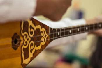 Уникальный домбра-челлендж: казахские кюи одновременно сыграют во всех школах и колледжах страны