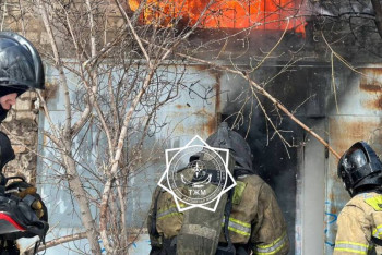 Цех по изготовлению и установке автостёкол горит в Астане