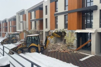 В Алматы начали снос жилого комплекса в горной местности