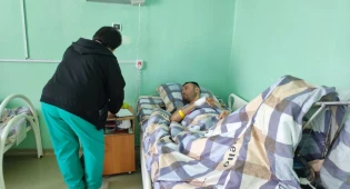 Мы задыхались: получившие травмы на шиферном заводе Семея рассказали подробности ЧП