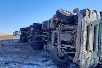 Фотография к новости: Водитель пострадал при опрокидывании фуры в Карагандинской области