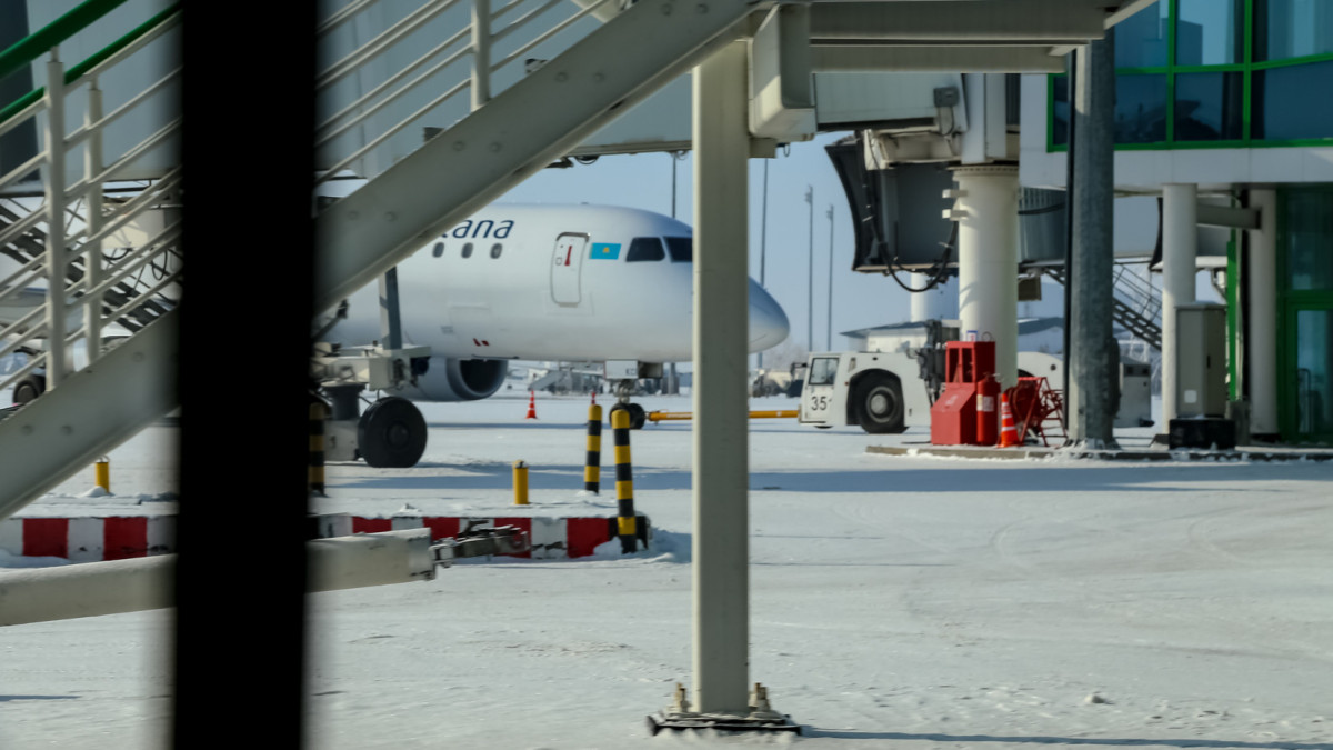 Снегопад блокировал работу аэропорта Алматы