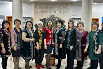 Госслужащие в ВКО сменили строгие костюмы на национальную одежду