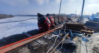 На автогужевом мосту Семея вместо &quot;улетевших&quot; перил возводят новые