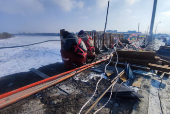 Фотография к новости: На автогужевом мосту Семея вместо "улетевших" перил возводят новые