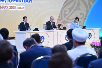 Фотография к новости: Иногда мы воспринимаем историю слишком эмоционально – Президент