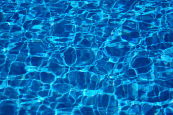 Жуткое видео: ребёнок едва не утонул в бассейне в Кызылорде