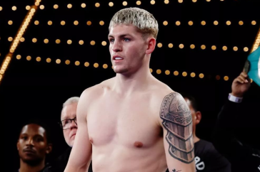 Фотография к новости: "Наследника Головкина" увезли в больницу после нокаута в бою с Елеусиновым