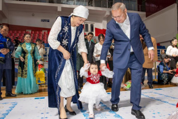 Обряд "тұсау кесу" провели 50 детям одновременно в Жетысу