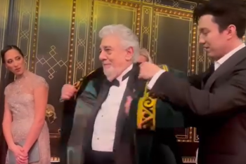 Димаш Кудайберген подарил Пласидо Доминго казахский чапан