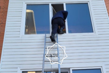 Спасатели взобрались на балкон, спасая двух детей-погодок в Косшы