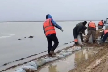 Трассу в Актюбинской области спасли от перелива талых вод