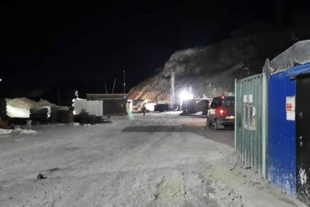 13 человек оказались под завалами обрушившейся шахты в Амурской области