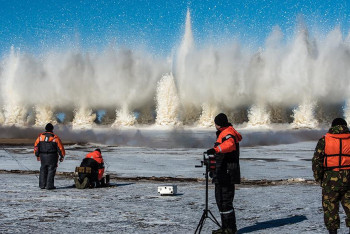 Спасатели северных регионов подрывают лед для предотвращения заторов на реках