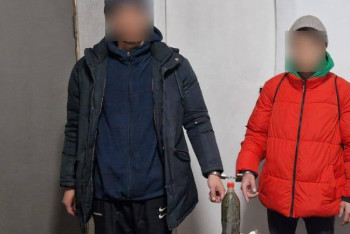 Мужчин задержали при попытке перебросить в колонию насвай и телефоны